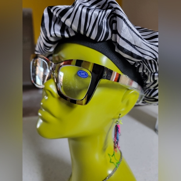 Readers +4.00 - Picture 2 of 4